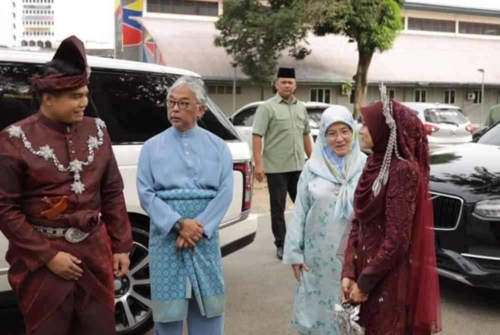 Antara foto kenangan indah pasangan.pengantin bersama keluarga Diraja Pahang yang dikongsi di Threads fatinsuhana_.