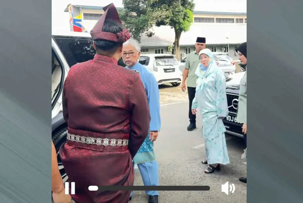 Tangkap layar video tular memaparkan detik Al-Sultan Abdullah dan Tengku Ampuan Pahang menyantuni pasangan pengantin bertuah yang sedang bergambar di luar kawasan Istana Sri Udara,Temerloh.