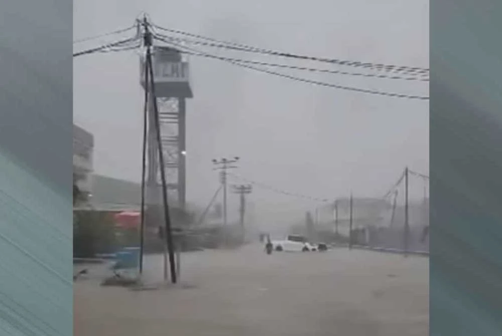 Sebuah kereta pacuan empat roda (4X4) turut terkandas ketika banjir melanda Beaufort.