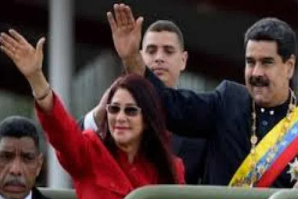 Nicolas Maduro (kanan) dan isterinya, Cilia Flores.
