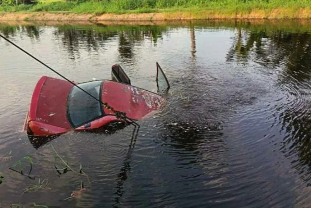 Sebuah kereta dinaiki dua beradik terbabas sebelum terjunam ke dalam parit terusan utama di Jalan Parit 4 Timur di sini, petang Sabtu.