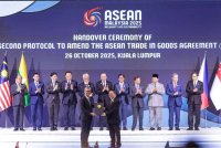 Anwar (tengah) menyaksikan penyerahan Protokol Kedua untuk Meminda Perjanjian Perdagangan Barangan ASEAN daripada Tengku Zafrul (kiri) kepada Setiausaha Agung ASEAN, Kao Kim Hourn.