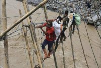 Belia Acheh terpaksa menggunakan laluan sementara yang berbahaya selepas jambatan asal rosak akibat banjir.