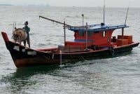 Bot nelayan yang ditahan Maritim Malaysia ketika menjalankan aktiviti menangkap ikan di perairan Selangor pada Jumaat.