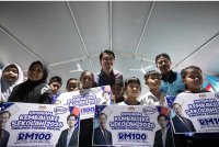 Muhammad Kamil (tengah) bersama penerima Sumbangan Kasih Madani, Kembali ke Sekolah Parlimen Padang Rengas 2026 di Pusat Komuniti Rakyat, Taman Puncak Bougainvillea pada Sabtu.