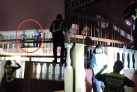 Rakaman video memaparkan polis berjaya menahan dua lelaki cuba memecah masuk sebuah rumah di Taman Eng Ann, Klang baru-baru ini yang tular di media sosial.