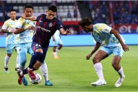 Pemain JDT, Arif Aiman Mohd Hanapi (tengah) diasak pemain Penang FC, Mohamad Amirul Hisyam Awang Kechik (kiri) dan Muhammad Adib Ra’op (kanan), pada aksi timbal balik suku akhir kedua Piala FA di Stadium Sultan Ibrahim, pada Selasa. Foto Bernama