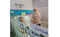 Hamizah bersama ibunya ketika menjalani rawatan di Hospital Kuala Pilah.