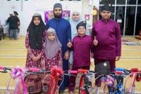 Abdul Halim Siddiq bersama empat anaknya yang berjaya menunaikan solat Subuh berjemaah selama 40 hari berturut-turut di Masjid Bukit Anak Dara, Kampung Kijal, Kemaman.