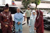 Antara foto kenangan indah pasangan.pengantin bersama keluarga Diraja Pahang yang dikongsi di Threads fatinsuhana_.