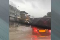 Kenderaan yang terkandas akibat banjir yang melanda Beaufort.