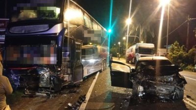 Keadaan kereta dan bas yang terlibat kemalangan di Kilometer 49 Jalan Kuala Terengganu–Kota Bharu berhampiran Kampung Batu 29, Setiu pada Sabtu. FOTO: Bomba