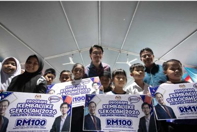 Muhammad Kamil (tengah) bersama penerima Sumbangan Kasih Madani, Kembali ke Sekolah Parlimen Padang Rengas 2026 di Pusat Komuniti Rakyat, Taman Puncak Bougainvillea pada Sabtu.