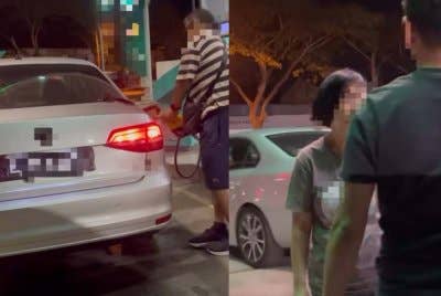 Tular foto pemandu kereta dengan nombor pendaftaran Singapura menutup sebahagian nombor plat kenderaan untuk mengisi RON95. 