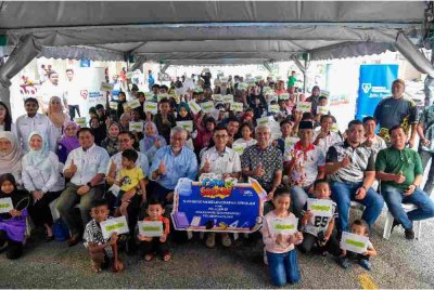 Exco Perumahan dan Kebudayaan Negeri Selangor Datuk Borhan Aman Shah (tengah) bersama Ketua Pegawai Kawal Selia dan Pengurusan Pihak Berkepentingan Tenaga Nasional Berhad (TNB) Datuk Shamsul Ahmad (enam, kiri) bersama orang ramai pada Program Ceria Ke Sekolah (CKS) di Flat Seri Perantau Pelabuhan Klang. - Foto Bernama