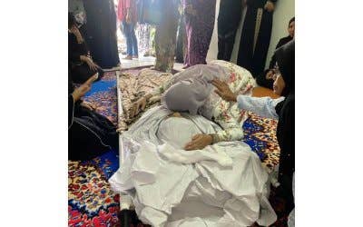 Hamizah memeluk ibunya buat kali terakhir di kediamannya di Gemencheh, Negeri Sembilan.