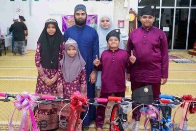 Abdul Halim Siddiq bersama empat anaknya yang berjaya menunaikan solat Subuh berjemaah selama 40 hari berturut-turut di Masjid Bukit Anak Dara, Kampung Kijal, Kemaman.