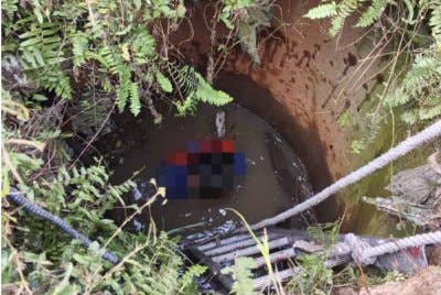 Keadaan longkang sedalam 10 kaki sebelum pemuda itu diselamatkan pasukan bomba. - foto BBP Kluang