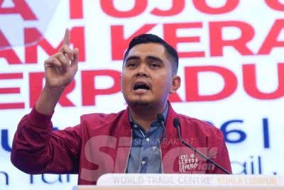 Muhamad Akmal ketika menyampaikan ucapan pada Konvensyen Khas Pemuda UMNO yang berlangsung di Dewan Tun Dr Ismail, WTCKL pada Sabtu. Foto Rosli Talib