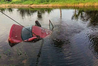 Sebuah kereta dinaiki dua beradik terbabas sebelum terjunam ke dalam parit terusan utama di Jalan Parit 4 Timur di sini, petang Sabtu.
