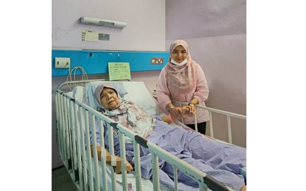 Hamizah bersama ibunya ketika menjalani rawatan di Hospital Kuala Pilah.