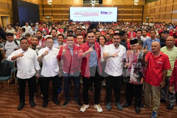 Dr Muhamad Akmal (tengah) hadir pada Konvensyen Khas Pemuda UMNO Malaysia yang diadakan pada Sabtu.