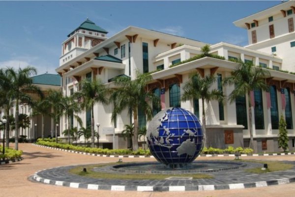 Kementerian luar sedang memantau rapi situasi berkenaan dan mendapatkan maklumat terkini bagi memastikan keselamatan rakyat Malaysia.