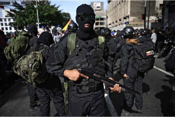 Penyokong bersenjata Presiden Venezuela, Nicolas Maduro, berkumpul berhampiran Istana Presiden Miraflores di Caracas pada 3 Januari 2026, selepas beliau ditangkap oleh pasukan Amerika Syarikat. - AFP