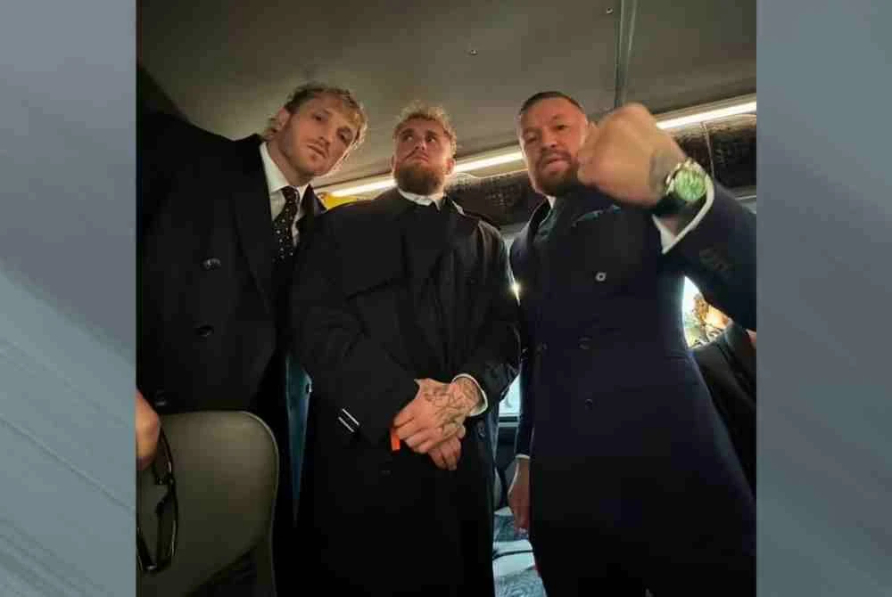 Conor (kanan) tidak menolak kemungkinan beraksi di gelanggang tinju menentang Jake (tengah) atau Logan Paul pada masa hadapan. Foto Agensi