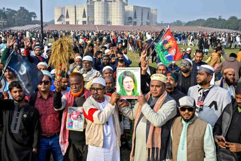 Orang ramai membawa potret Khaleda ketika berkumpul untuk memberi penghormatan akhir kepadanya.