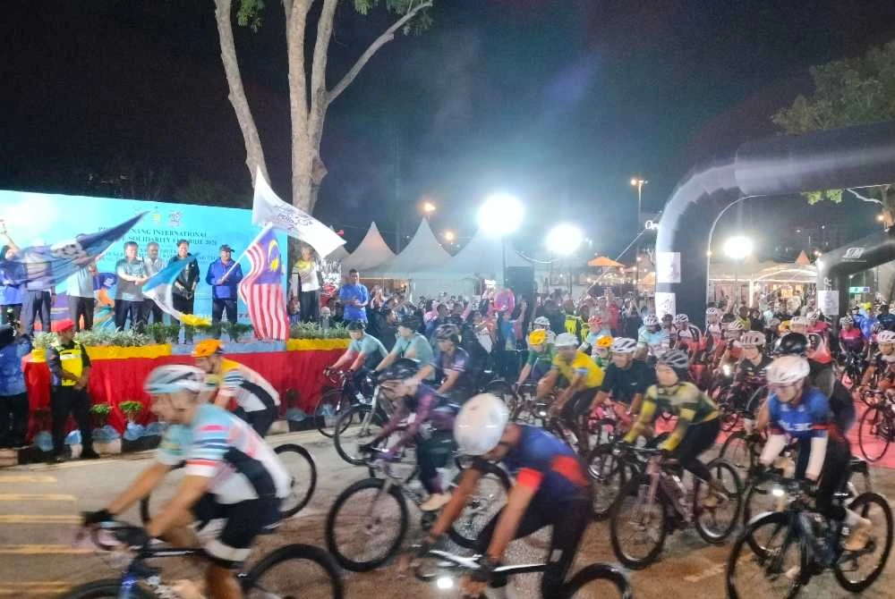 Tun Ramli (tengah) bersama Ayob serta tetamu kehormat lain ketika membuat pelepasan program PDRM Penang International 2nd Bridge Solidarity Fun Ride 2026 pada Sabtu.