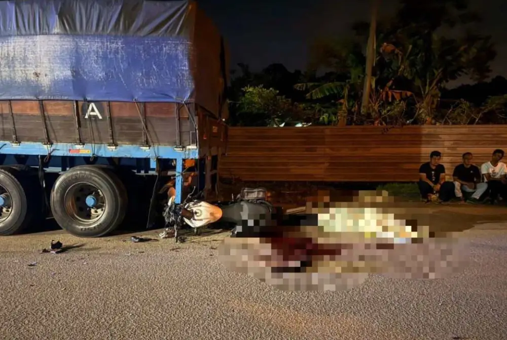 Seorang penunggang motosikal maut selepas dipercayai hilang kawalan akibat dikejar seekor anjing dalam kemalangan di Jalan Empangan, Taman Murni Jaya, Machap. - Foto IPD Kluang