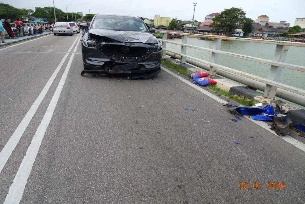 Keadaan lokasi kemalangan membabitkan motosikal dan sebuah kereta di Jambatan Kuala Besut pada petang Sabtu. 