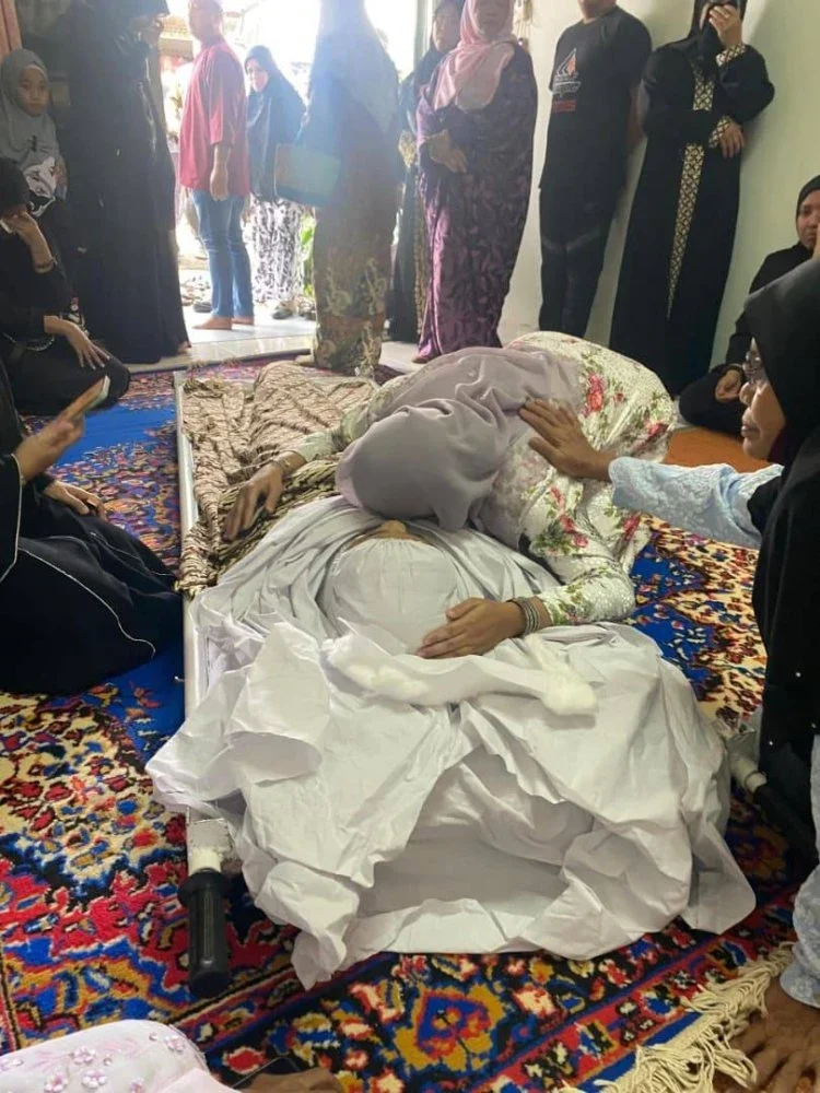 Hamizah memeluk ibunya buat kali terakhir di kediamannya di Gemencheh.