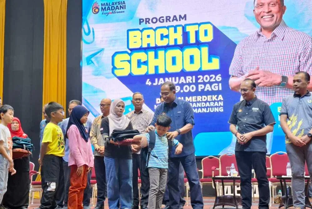 Zambry menyampaikan bantuan Program Kembali ke Sekolah bersama Menteri Pendidikan Tinggi di Dewan Merdeka Majlis Perbandaran Manjung pada Ahad.