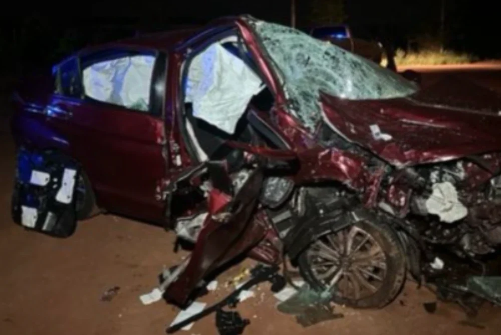 Dua beranak maut dalam nahas jalan raya melibatkan dua kenderaan di Kilometer 33, Jalan Kebun Baru–Bukit Serampang,pada Sabtu. Foto IPD Tangkak