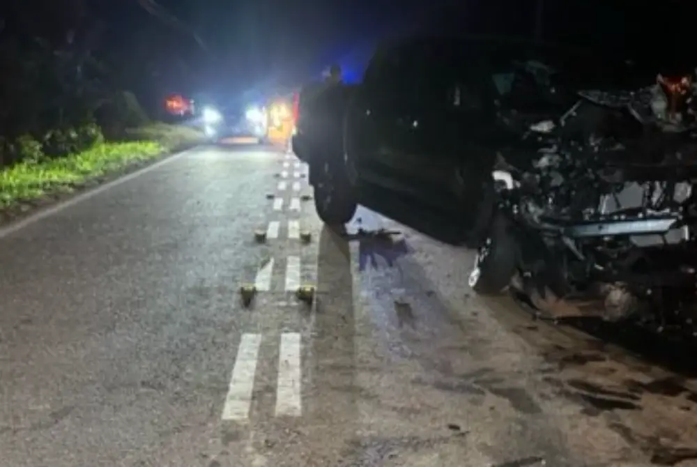 Kemalangan membabitkan sebuah kereta Honda City dan sebuah pacuan empat roda jenis Mitsubishi Triton.