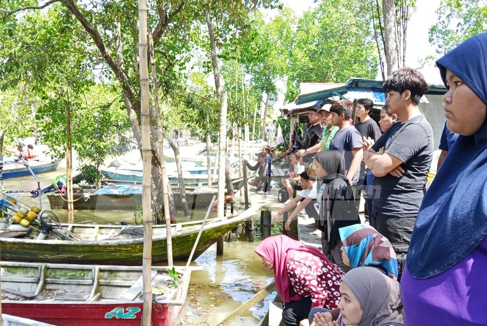 Keluarga dan saudara mara menunggu di Jeti Sungai Tongkang, Rengit Batu Pahat.