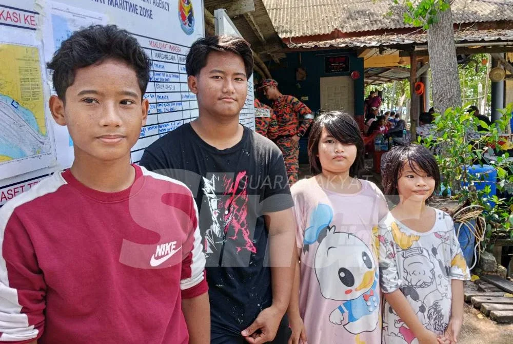 Muhd Nur Hakimi (dua kanan) bersama adik-adiknya setia menunggu kepulangan bapa mereka di Jeti Sungai Tongkang, Rengit, Batu Pahat.