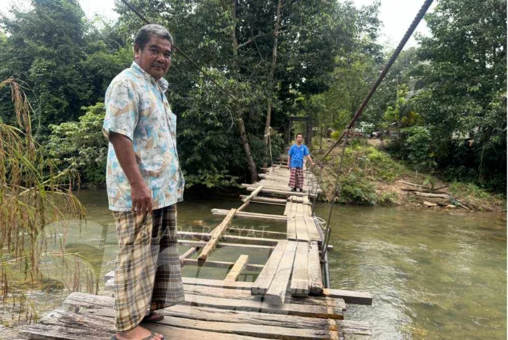 Penduduk dapat menggunakan jambatan yang dibaiki sementara secara gotong-royong.