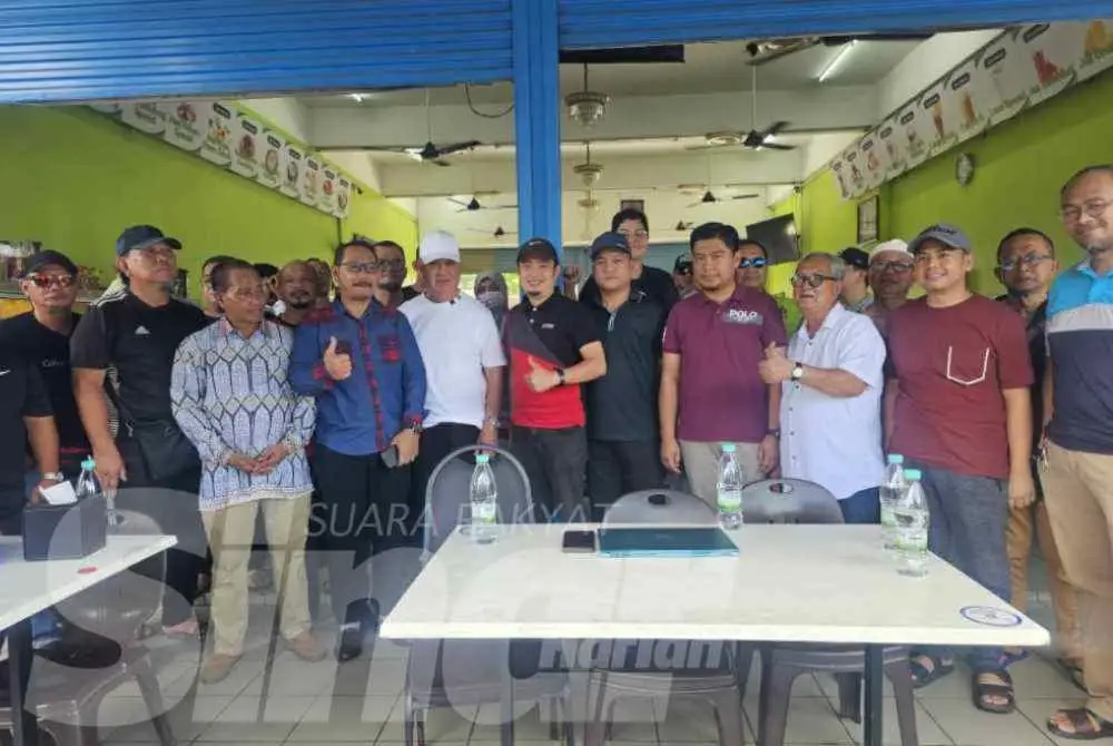 Sebahagian penduduk semasa sidang media berkaitan isu gangguan bekalan air di Kinarut, Papar.