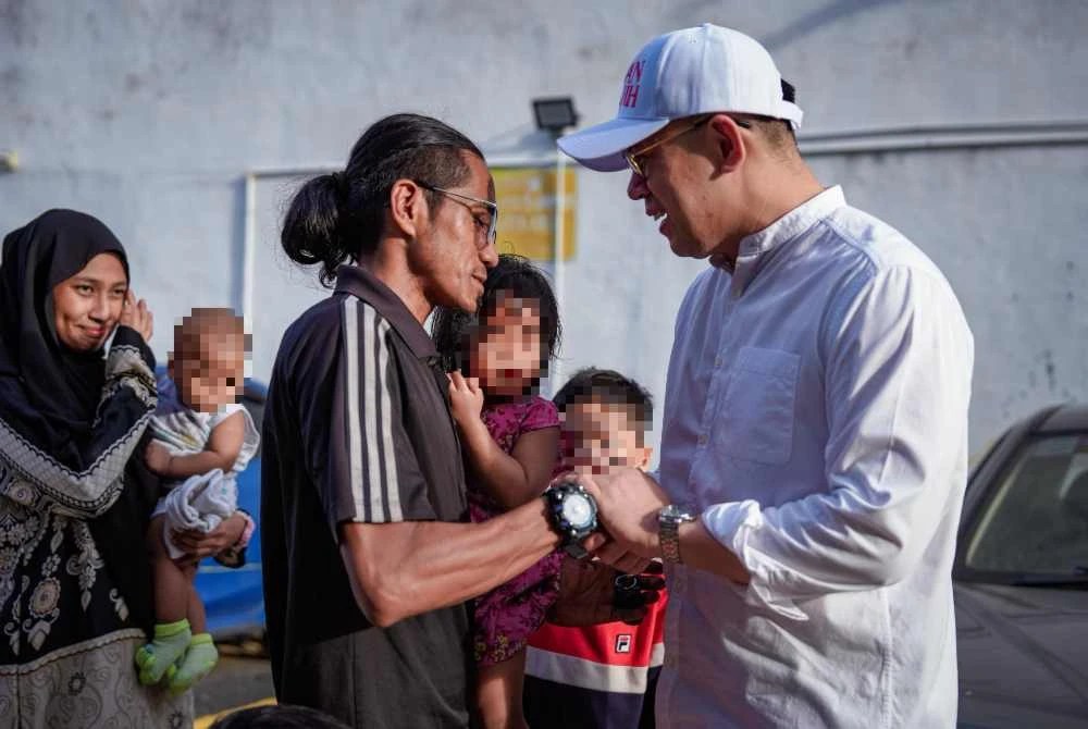 Mohd Hilmi menerima kunjungan Steven selepas setahun bangkit daripada kehidupan gelandangan. Foto FB Steven Sim