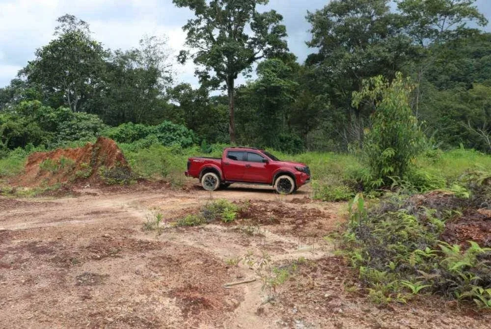 Suspek meninggalkan pacuan empat roda sebelum meloloskan diri ke dalam hutan di Bentong. - Foto IPD Rompin.
