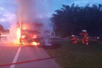Seorang pemuda rentung selepas motosikal ditunggang terlibat kemalangan dengan sebuah lori sebelum terbakar dalam kejadian di Jalan Tenang Jaya, pekan Tenang, Labis. - Foto JBPM Johor