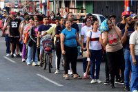 Orang ramai beratur di sebuah kedai untuk mendapatkan barangan runcit di Caracas pada 3 Januari 2026, selepas tentera AS menahan pemimpin Venezuela, Nicolas Maduro. - Foto: AFP