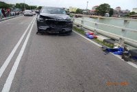 Keadaan lokasi kemalangan membabitkan motosikal dan sebuah kereta di Jambatan Kuala Besut pada petang Sabtu. 