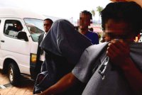 Tempoh reman ke atas peguam lelaki (tengah) yang dipercayai bersubahat dengan seorang banduan berhubung kes penyeludupan dadah ke Penjara Marang disambung empat hari lagi. 