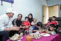 Steven meluangkan masa menziarahi keluarga Mohd Hilmi - Foto FB Steven Sim