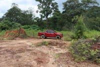 Suspek meninggalkan pacuan empat roda sebelum meloloskan diri ke dalam hutan di Bentong. - Foto IPD Rompin.