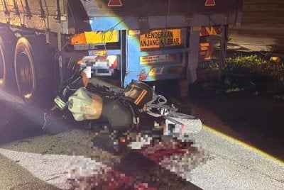 Keadaan motosikal mangsa yang terlibat dalam kemalangan di Jalan Empangan, Taman Murni Jaya, Machap. - Foto IPD Kluang